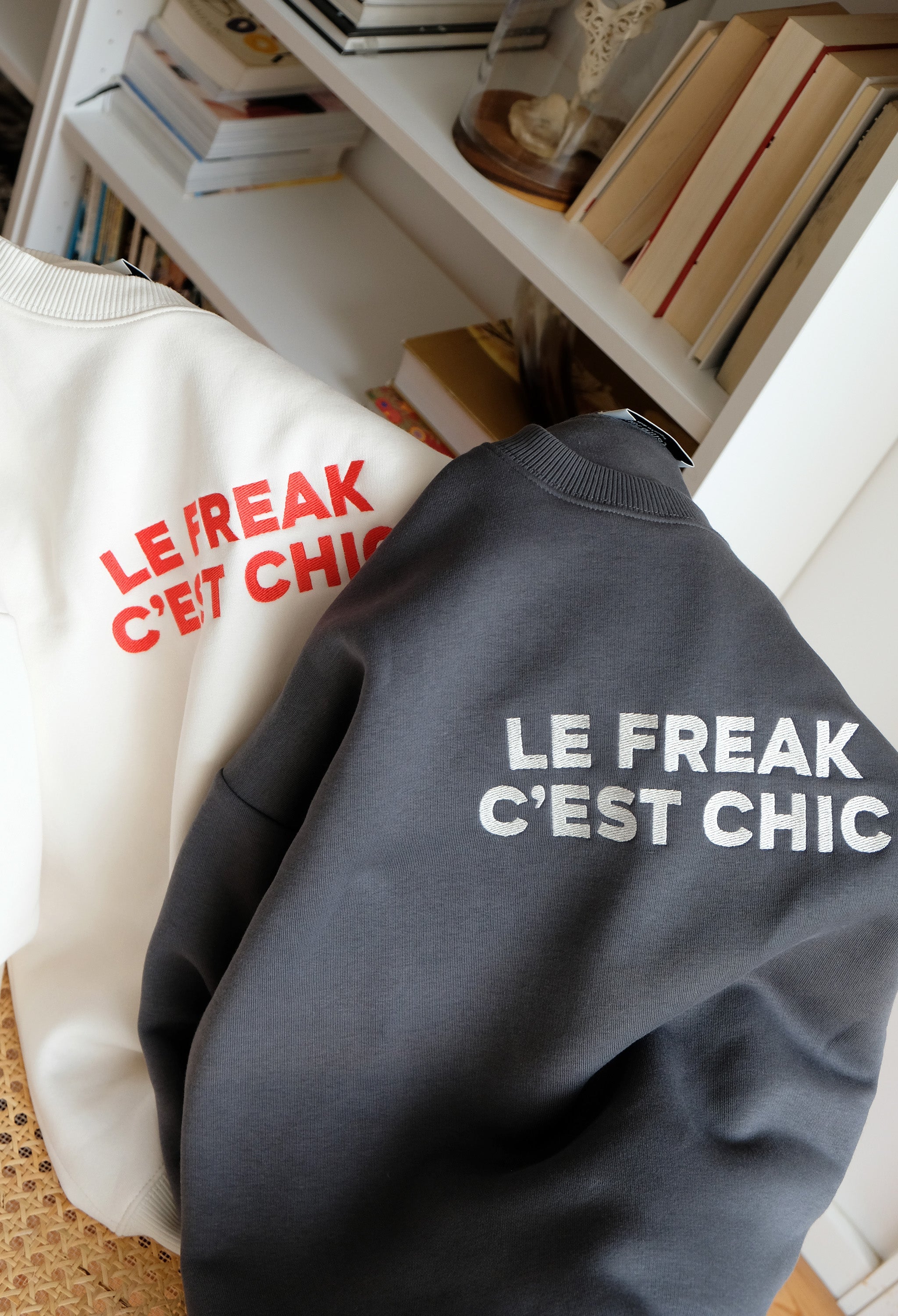 Le Freak Sweatshirt (Cinza Escuro)